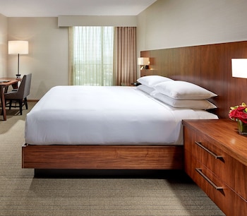 Deluxe Room, 1 King Bed, Accessible, Bathtub (Mobility)