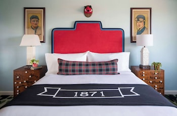 Family Room, 1 King Bed (Roll-In Shower, Mobility)
