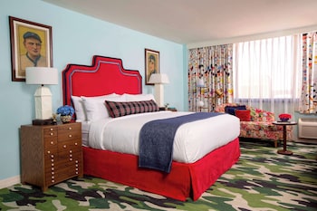 Family Room, 1 King Bed (Roll-In Shower, Mobility)