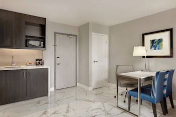 Suite, 1 King Bed, Corner