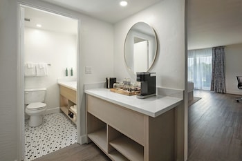 Deluxe Room, 1 King Bed