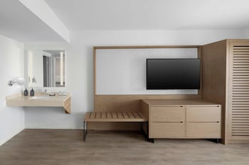 Suite, 1 Bedroom (Mobility/Hearing Access, Roll-in Shwr)
