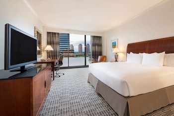 Premium Room, 1 King Bed, Balcony, Corner