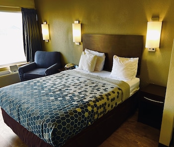 Basic Room, 1 Queen Bed, Smoking