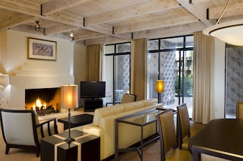 One Bedroom Suite, One King Bed, Non-Smoking