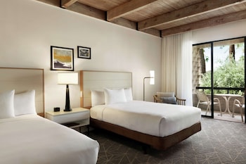 Room, 2 Queen Beds, Patio (Roll-In Shower)
