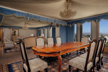 Royal Suite, Smoking