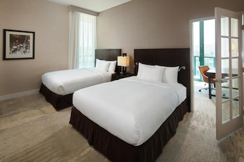 2 Queen Beds with Balcony and sofabed
