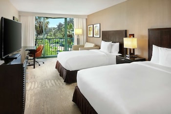 2 Queen Beds with Balcony and sofabed