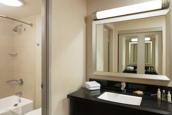 Room, 2 Queen Beds, Pool View