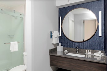 Room, 2 Queen Beds, Hearing Accessible (Accessible Bathtub)