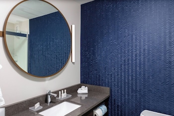 Room, 1 King Bed, Hearing Accessible (Accessible Bathtub)