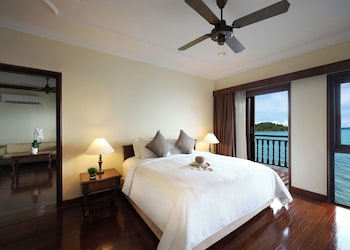 One Bedroom Suite on Water