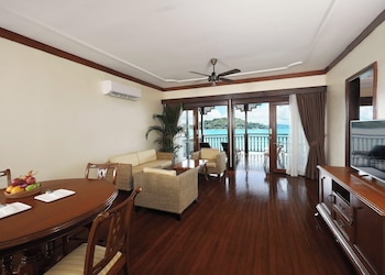 One Bedroom Suite on Water