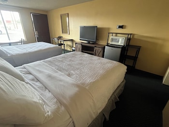 Standard room with two queen beds smok