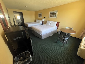 Standard room with two queen beds smok