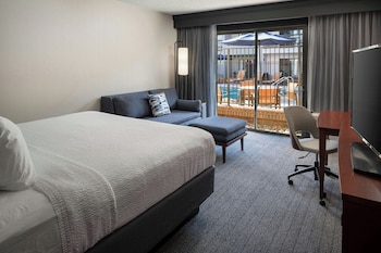 Room, 1 King Bed with Sofa bed, Balcony (Mobility/Hearing Accessible, Tub)