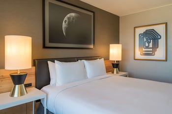 Room, 1 King Bed, Accessible, Corner (Roll-In Shower)