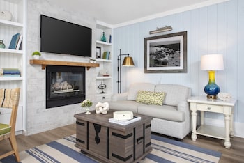 Family Studio Suite, 1 King Bed, Fireplace