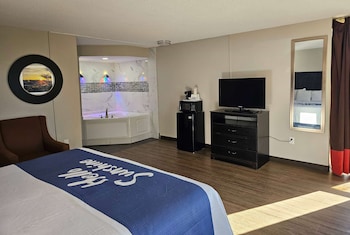 Deluxe Suite, 1 King Bed, Smoking