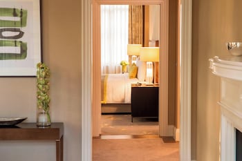 Premium Suite, 1 King Bed, Park View