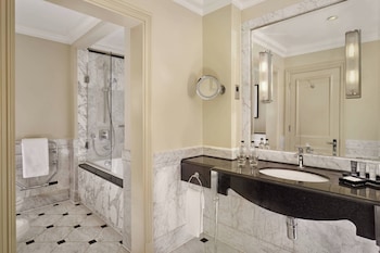 Deluxe Room, 1 Queen Bed