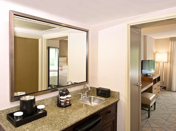 Suite, 1 King Bed, Accessible, Bathtub