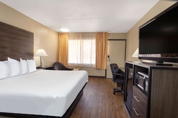 Room, 1 King Bed, Accessible, Non Smoking (Mobility/Hearing, Roll-in shower)