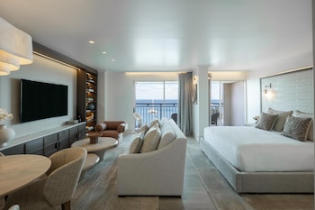 Deluxe Studio, 1 King Bed, Balcony, Oceanfront