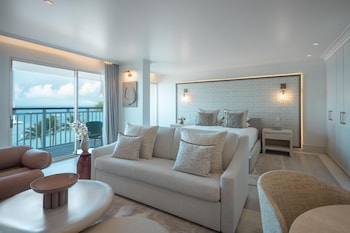 Deluxe Studio, 1 King Bed, Balcony, Oceanfront