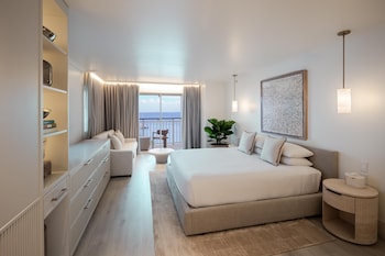 Deluxe Room, 1 King Bed, Balcony, Partial Ocean View