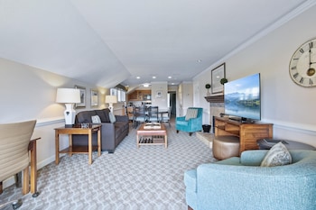 Deluxe One Bedroom Condo