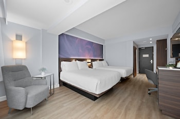 Room, 1 Queen Bed, Roll-in Shower (Accessible)