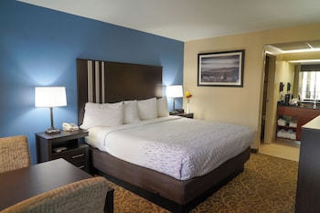 Standard Room, 1 King Bed, Pool View