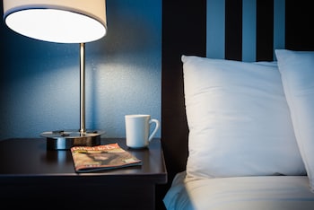 Standard Room, 2 Queen Beds (Poolside)