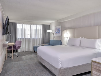 Suite, 2 Bedrooms, Accessible Bathtub (Communications)