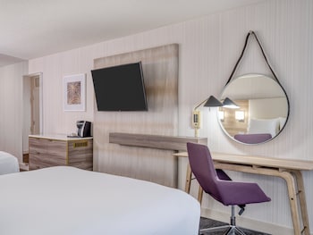 Standard Room, 2 Queen Beds, Accessible Bathtub (Communications)