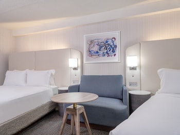 Standard Room, 2 Queen Beds, Accessible Bathtub (Communications)