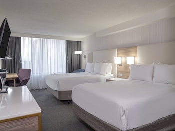 Standard Room, 2 Queen Beds, Accessible Bathtub (Communications)