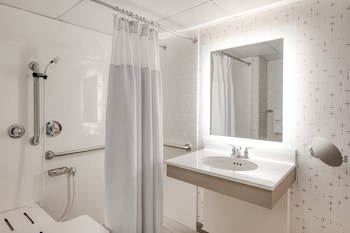 Standard Room, 2 Queen Beds, Roll-in Shower (Mobility Accessible)