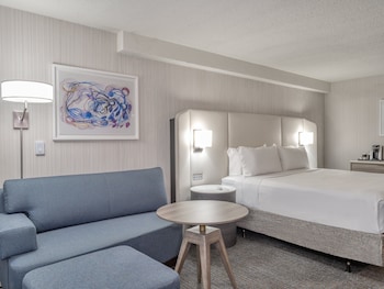Suite, 2 Bedrooms, Accessible Bathtub (Communications)
