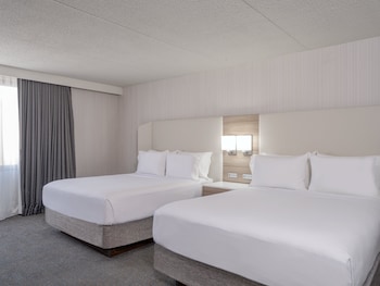Standard Room, 2 Queen Beds, Accessible Bathtub (Communications)