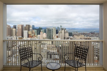 Balcony Skyline View - 1 King Bed