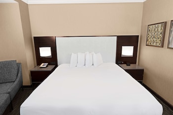 Balcony Skyline View - 1 King Bed