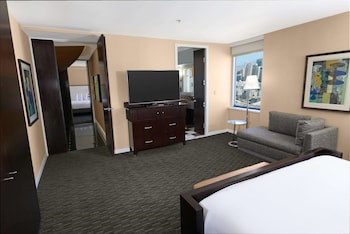 2 Bedroom Suite with Parlor