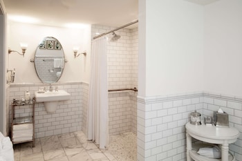 Studio Suite, 2 Queen Beds, Mobility Accessible