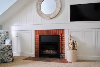 Tavern King w/ electric fireplace