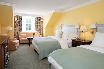 Room (Woodstock - 2 Queens w/ sofabed)