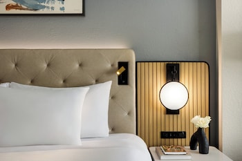 Standard Room, 1 King Bed