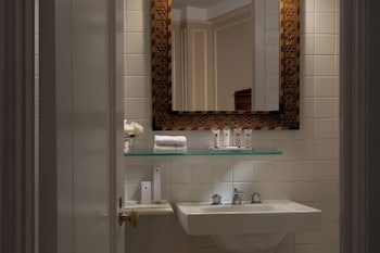 Deluxe Room, 1 King Bed, Private Bathroom